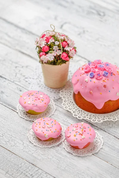 Traditioneller Osterkuchen und Cupcakes — Stockfoto