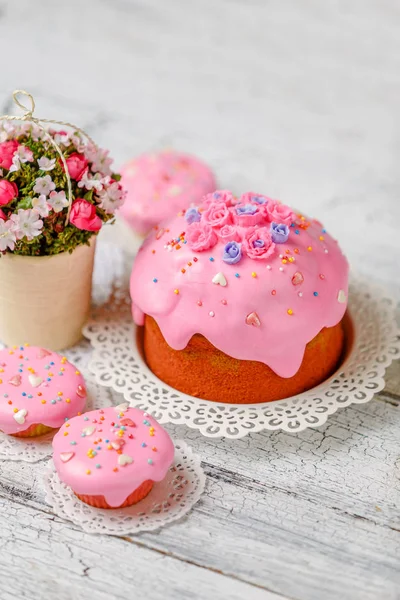 Bolo de Páscoa tradicional e cupcakes — Fotografia de Stock