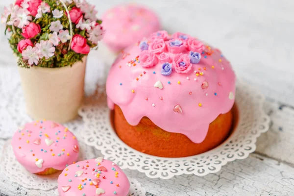 Bolo de Páscoa tradicional e cupcakes — Fotografia de Stock