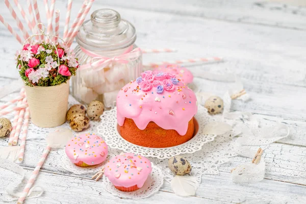 Traditioneller Osterkuchen und Cupcakes — Stockfoto