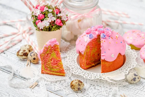 Hagyományos húsvéti sütemény és cupcakes — Stock Fotó