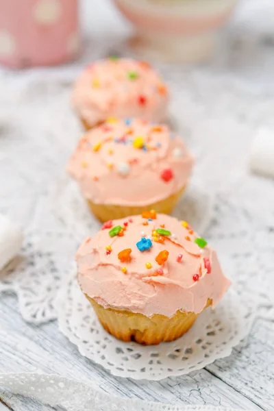 Traditionelle Osterkuchen und Cupcakes — Stockfoto