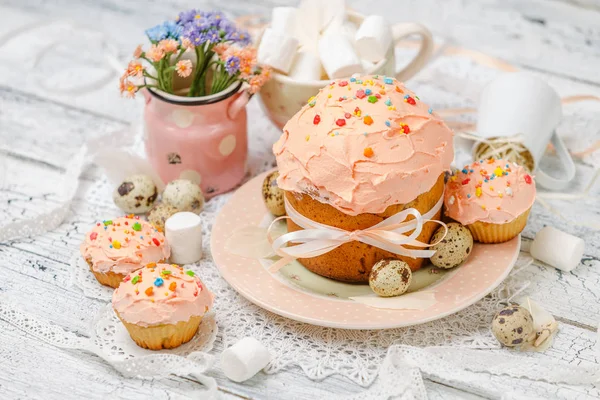 Traditionele Pasen cake en cakejes — Stockfoto