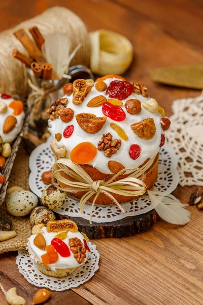 Pastel tradicional de Pascua y cupcakes — Foto de Stock