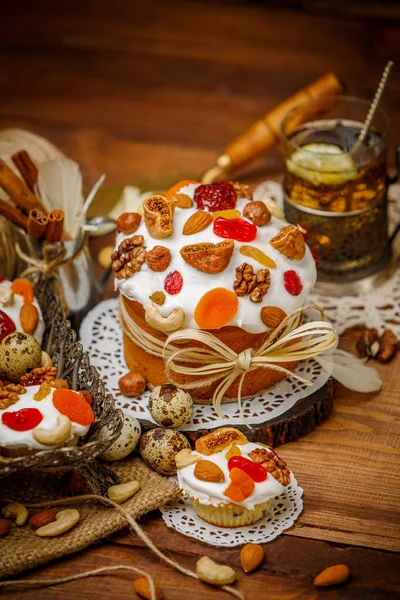 Pastel tradicional de Pascua y cupcakes — Foto de Stock