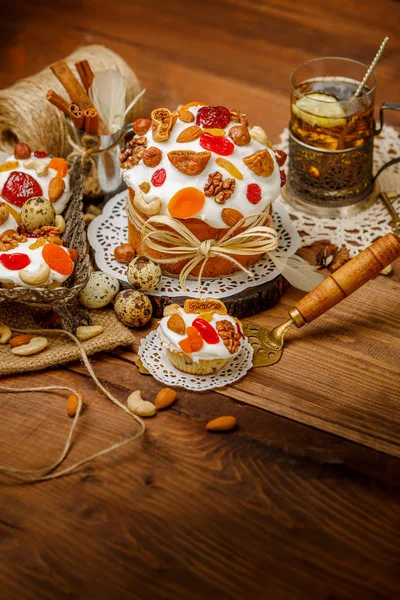 Gâteau de Pâques traditionnel et cupcakes — Photo