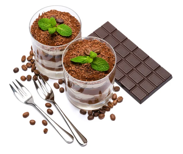 Duas porções Sobremesa tiramisu clássica em uma barra de vidro e chocolate isolada em um fundo branco — Fotografia de Stock
