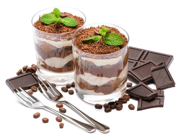 Zwei Portionen klassisches Tiramisu-Dessert in Glas und Schokoriegel isoliert auf weißem Hintergrund — Stockfoto