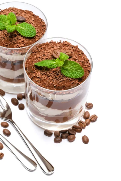 Twee porties klassieke Tiramisu dessert in een glas geïsoleerd op een witte achtergrond — Stockfoto