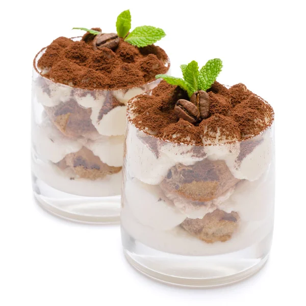 Twee porties klassiek Tiramisu dessert in een glas geïsoleerd op een witte achtergrond met uitknippad — Stockfoto