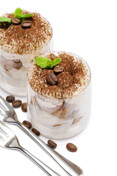 Duas porções Sobremesa tiramisu clássica em um copo isolado em um fundo branco — Fotografia de Stock