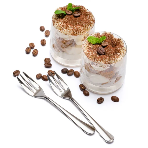 Zwei Portionen klassisches Tiramisu-Dessert in einem Glas isoliert auf weißem Hintergrund — Stockfoto