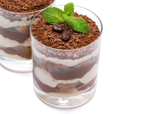 Twee porties klassiek Tiramisu dessert in een glas geïsoleerd op een witte achtergrond met uitknippad — Stockfoto