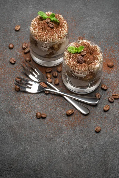 Duas porções Sobremesa tiramisu clássica em um copo no fundo de concreto escuro — Fotografia de Stock