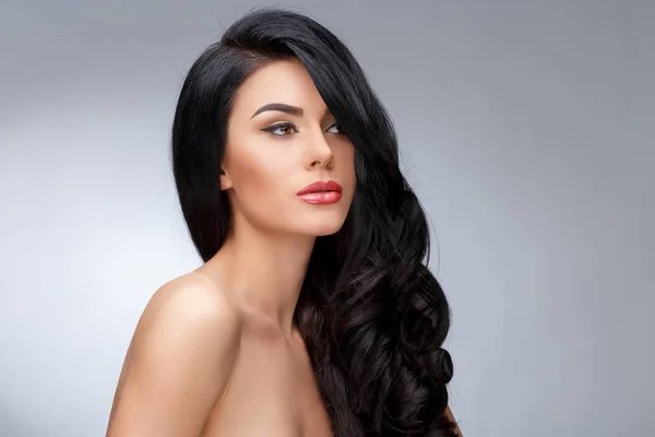 Mulher bonita com cabelo encaracolado saudável Limpo — Fotografia de Stock