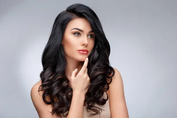 Belle jeune femme avec des cheveux bouclés sains propres — Photo