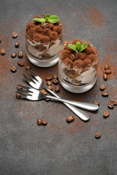 Två portioner klassisk tiramisu dessert i ett glas på mörk betong bakgrund — Stockfoto