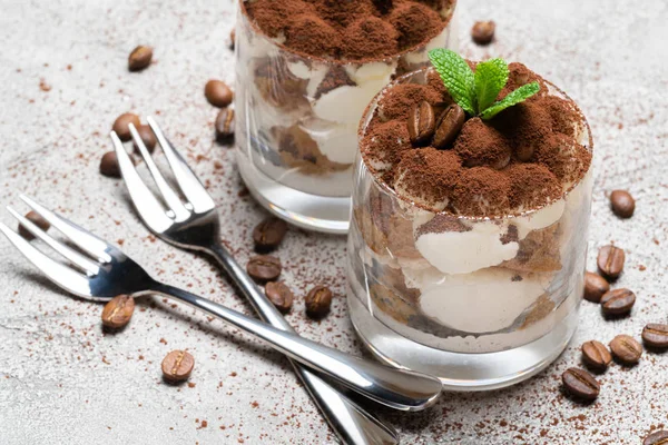 Zwei Portionen klassisches Tiramisu-Dessert im Glas auf Betongrund — Stockfoto