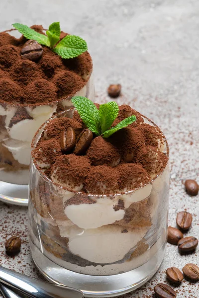 Zwei Portionen klassisches Tiramisu-Dessert im Glas auf Betongrund — Stockfoto