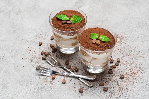 Zwei Portionen klassisches Tiramisu-Dessert im Glas auf Betongrund — Stockfoto