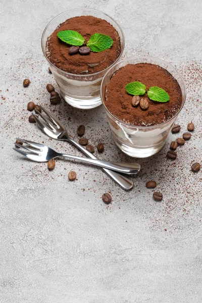 Zwei Portionen klassisches Tiramisu-Dessert im Glas auf Betongrund — Stockfoto