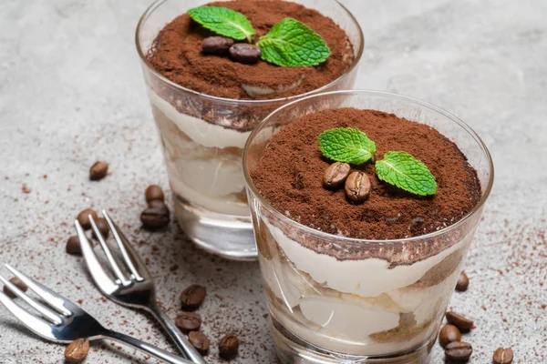 Zwei Portionen klassisches Tiramisu-Dessert im Glas auf Betongrund — Stockfoto