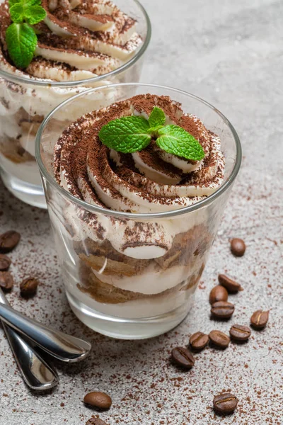 Duas porções Sobremesa tiramisu clássica em um copo no fundo de concreto — Fotografia de Stock