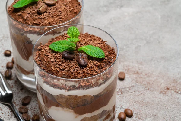 Dos porciones clásico postre tiramisú en un vaso sobre fondo de hormigón —  Fotos de Stock