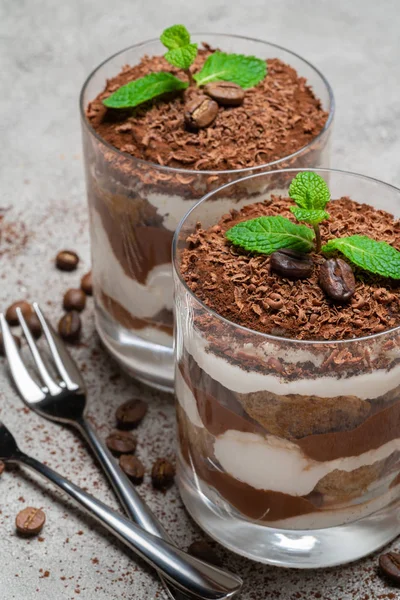 Zwei Portionen klassisches Tiramisu-Dessert im Glas auf Betongrund — Stockfoto