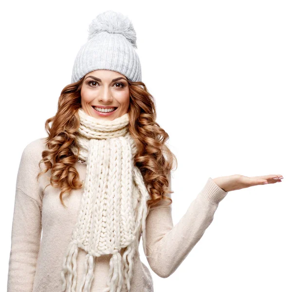 Красивая молодая женщина в вязаном шерстяном свитере улыбается — стоковое фото