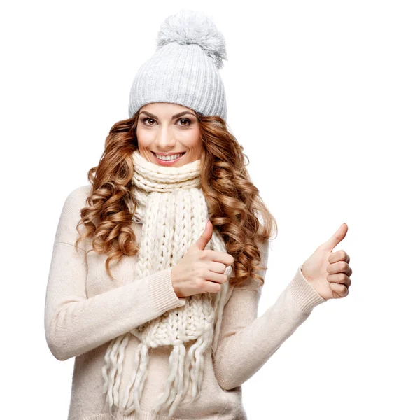 Bella giovane donna in maglia maglione di lana sorridente — Foto Stock