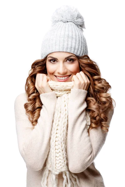 Schöne junge Frau in Strickwollpullover lächelnd — Stockfoto