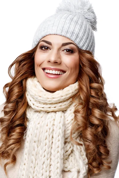 Piękna młoda kobieta w uśmiechający się sweter z dzianiny wełniane — Zdjęcie stockowe