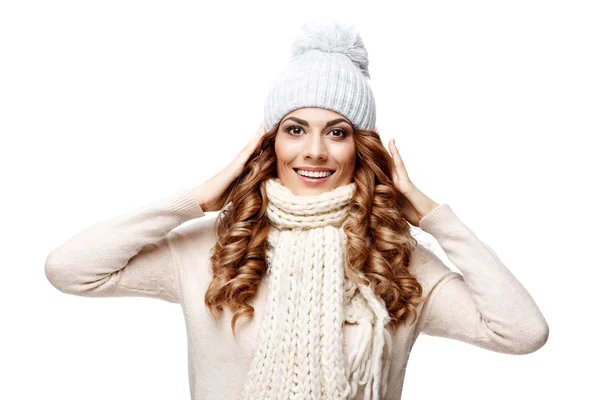 Piękna młoda kobieta w uśmiechający się sweter z dzianiny wełniane — Zdjęcie stockowe