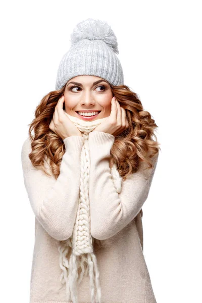 Belle jeune femme en tricot pull en laine souriant — Photo