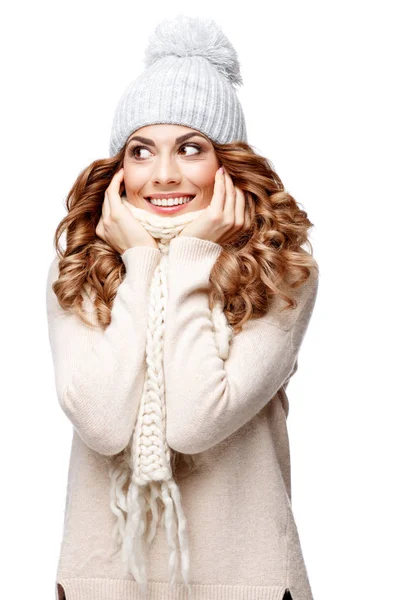 Красивая молодая женщина в вязаном шерстяном свитере улыбается — стоковое фото