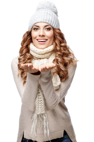 니트 양모 스웨터 미소에 아름 다운 젊은 여자 — 스톡 사진