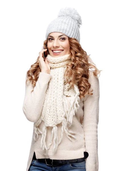 Belle jeune femme en tricot pull en laine souriant — Photo