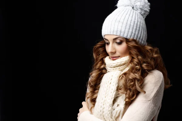 Hermosa mujer joven con suéter de lana y gorra —  Fotos de Stock