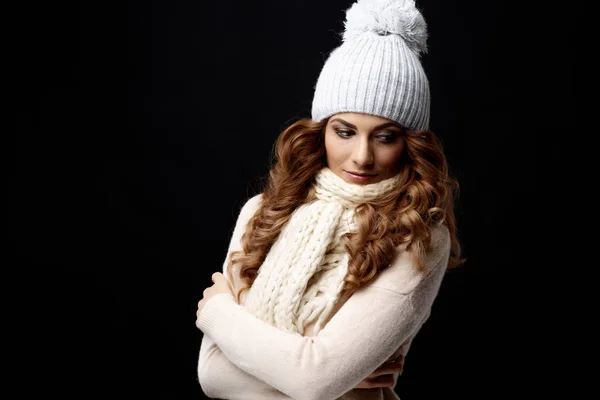 Hermosa mujer joven con suéter de lana y gorra —  Fotos de Stock