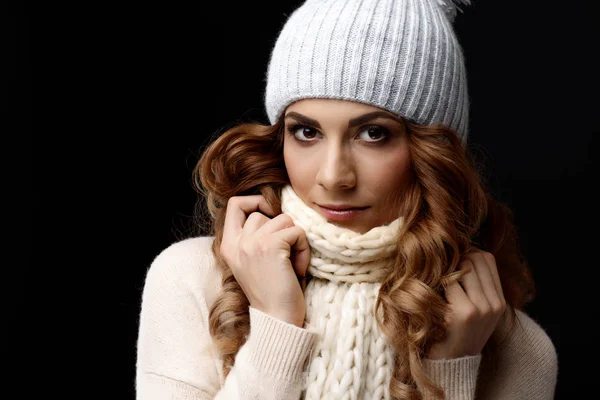 Beautiful young woman wearing woolen sweater and cap — Stock Photo, Image