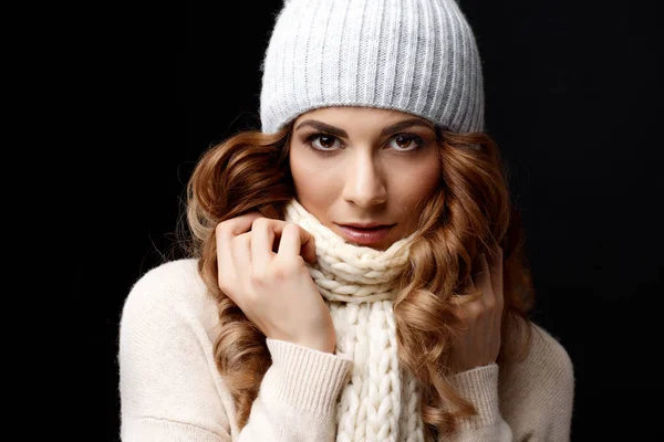 Beautiful young woman wearing woolen sweater and cap — Stock Photo, Image