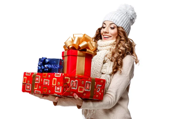 Bella giovane donna in maglia maglione di lana sorridente contenente scatole regalo — Foto Stock