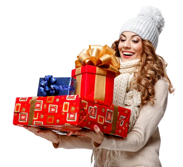 Hermosa mujer joven en suéter de lana de punto sonriendo sosteniendo cajas de regalo —  Fotos de Stock