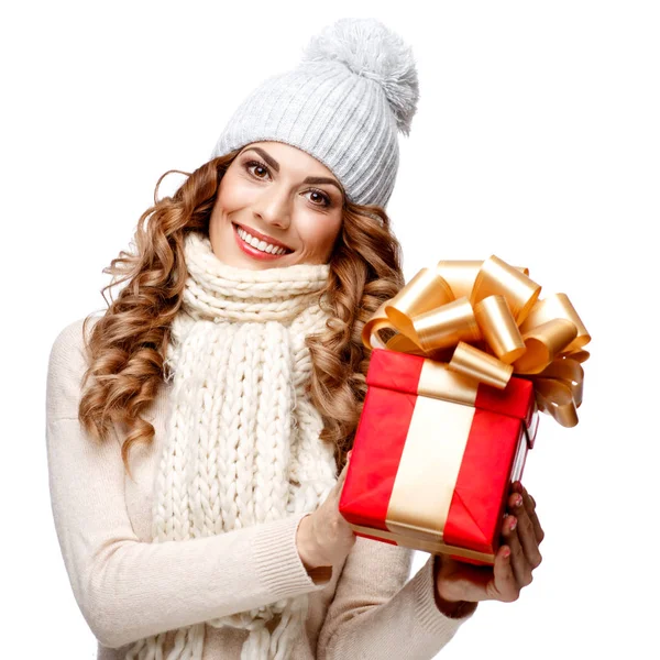 美丽的年轻女子在针织羊毛毛衣微笑拿着礼品盒 — 图库照片