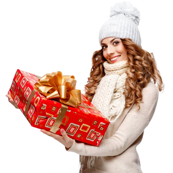 Bella giovane donna in maglia maglione di lana sorridente contenente scatole regalo — Foto Stock