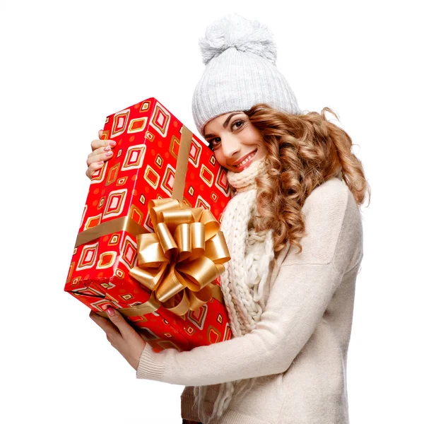 Mooie jonge vrouw in gebreide wollen trui glimlachen houden geschenkdozen — Stockfoto