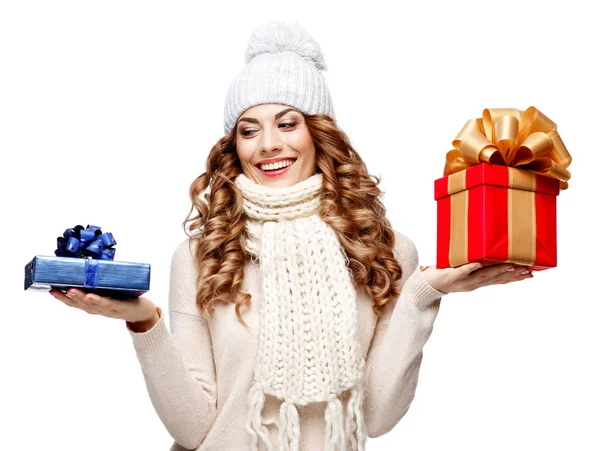 Hermosa mujer joven en suéter de lana de punto sonriendo sosteniendo cajas de regalo Fotos de stock libres de derechos