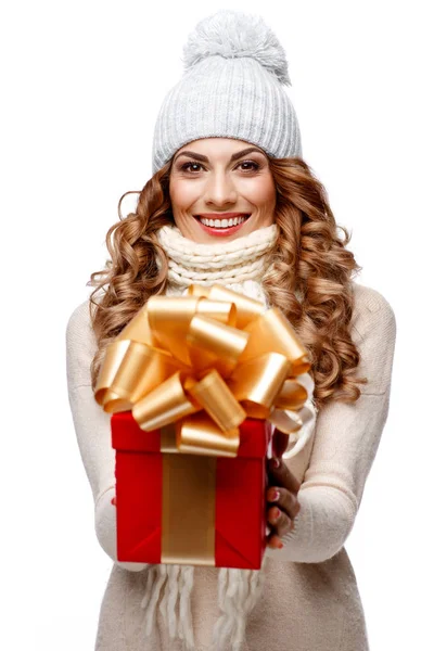 Belle jeune femme en tricot chandail en laine souriant tenant des boîtes-cadeaux Images De Stock Libres De Droits