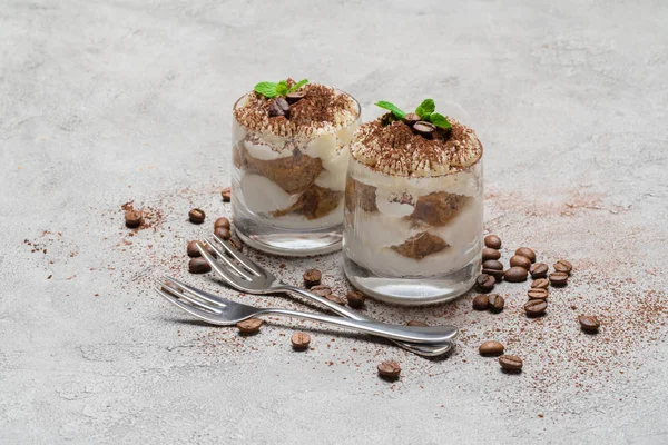 Dwie porcje klasyczny deser tiramisu w szklance na betonowej tle — Zdjęcie stockowe